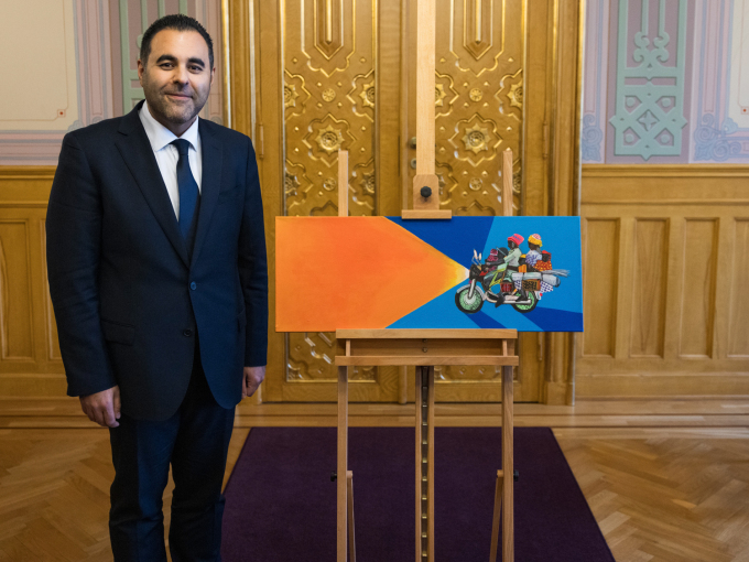 Stortingspresident Masud Gharahkhani med gaven fra Stortinget – et maleri av kunstneren Cassius Fadlabi. Foto: Peter Mydske / Stortinget / NTB